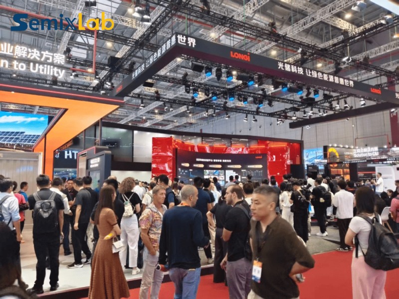 Semixlab uzmanları, sektördeki meslektaşlarıyla temel malzeme çözümlerini tartışıyor.